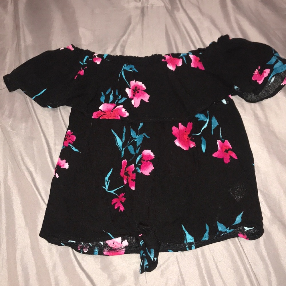 Cute off the shoulder top🤩